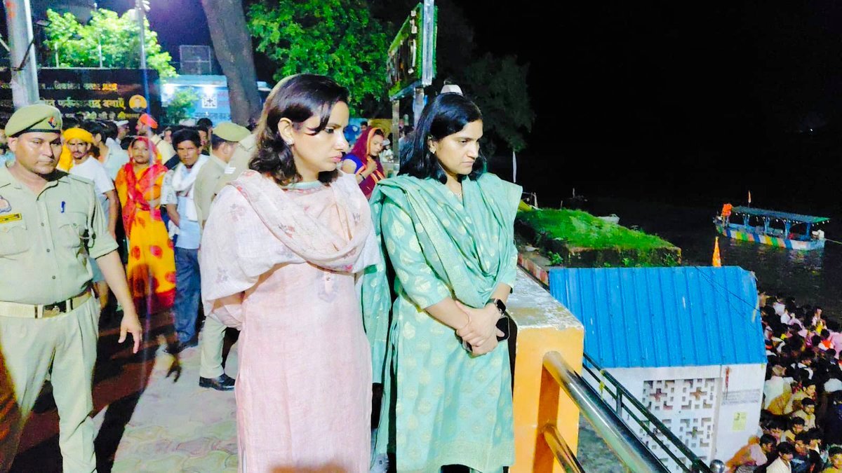 DMFarrukhabadUP's tweet photo. श्रावण मास के अंतिम सोमवार के दृष्टिगत जनपद में सुरक्षा एवं सुव्यवस्था बनाए रखने हेतु  पुलिस अधीक्षक के साथ रात्रि पांचाल घाट का स्थलीय निरीक्षण किया गया।
निरीक्षण के दौरान प्रकाश व्यवस्था, साफ-सफाई, पेयजल, बैरिकेडिंग, यातायात एवं भीड़ नियंत्रण की समीक्षा कर अधिकारियों को पर्याप्त पुलिस बल तैनाती, निरंतर गश्त व आपात संसाधन सक्रिय रखने के निर्देश दिए गए।
@CMOfficeUP @MyGov_UP 
@ChiefSecyUP @InfoDeptUP 
@CommissionerKnp 
#Farrukhabad #SawanSomwar #Kanwar