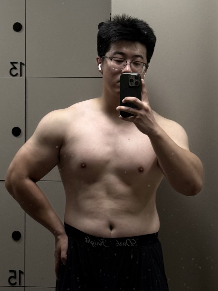 ws99887's tweet photo. 练背日 #肌肉 #健身 #训练 #男妈妈 #男菩萨 #男大学生 #体育生 https://t.co/kZCZFbrp78
