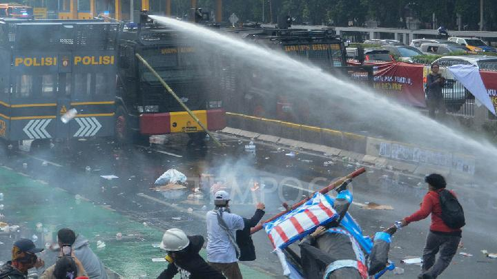 RA_leather's tweet photo. 🚨ALL EYES ON INDONESIA 
🚨PRAY FOR KALIMANTAN

Sebuah perbedaan💦 🤪 https://t.co/8HtguLSFeS
