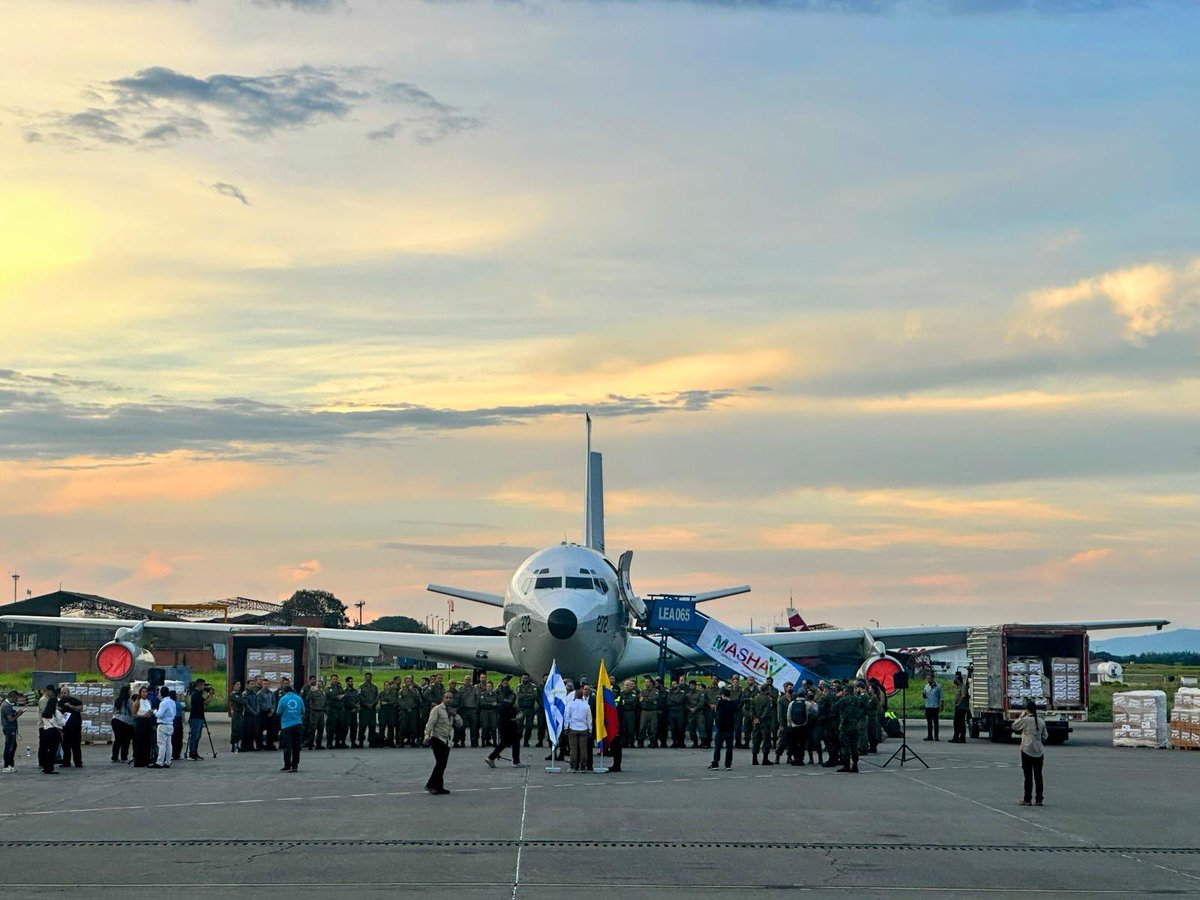 VivianAisen's tweet photo. Un día lleno de solidaridad y amistad entre Israel y Colombia 🇮🇱🇨🇴

Fue un honor recibir hoy al Señor Vicepresidente de Colombia, @jrestrp , en la ceremonia de entrega de insumos médicos enviados por @MASHAV y el @IsraelMOH al pueblo colombiano, y acompañar la despedida de los rescatistas del @IDF. 

Gracias, Vicepresidente, por su presencia y por acompañarnos en este momento.