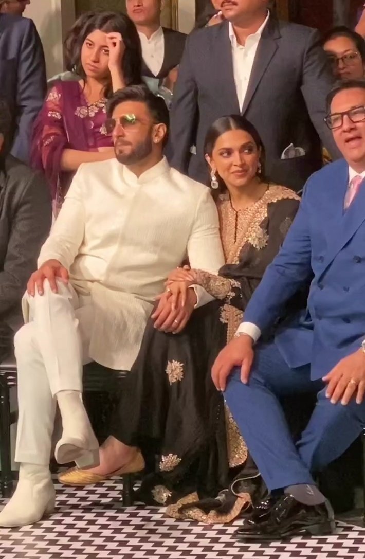 GEOFFREY_INDIA's tweet photo. Gdmorning lovely golden gorgeous lady @deepikapadukone @RanveerOfficial bhai and the little princess #Dua Didi @anishapadukone ma #ujjala pa @padukoneprakash Didi #ritika pa #jagjit ma #Anju have a very gd Monday and very great week tc yourself stay always blessed to lord ganesha and gdmorning everyone tc god bless you 💐 🤗 ❤️ 😘 🙏🏻