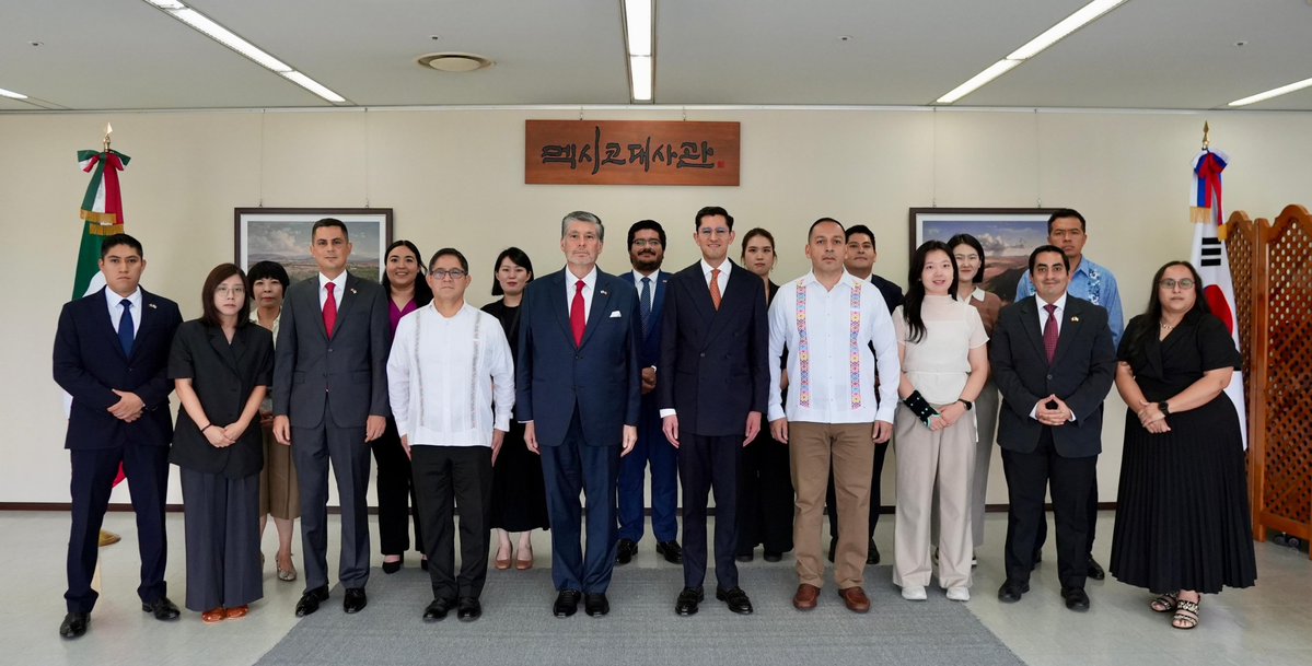 SRE_mx's tweet photo. El secretario Roberto Velasco (@r_velascoa) inicia una gira de trabajo en Corea del Sur que buscará potenciar la inversión entre ambos países, así como profundizar el intercambio cultural y nuevas vías de colaboración en materia tecnológica, educativa y cultural.
 
Durante dos días de trabajo, el titular de la @SRE_mx sostendrá una reunión con su homólogo, el ministro Cho Hyun, así como con otros funcionarios coreanos, empresarios, representantes del sector tecnológico y científico, y con el personal de la @EmbaMexCor, la cual encabeza el embajador Carlos Peñafiel (@carlospenafiels).
 
🇲🇽🇰🇷