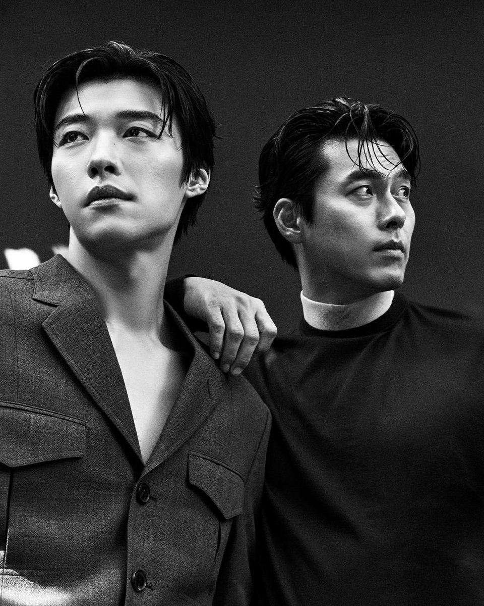 ELLE_KOREA's tweet photo. #ELLEstar #정우성 #현빈 #우도환 

같은 곳에 서 있지만, 같은 걸 원하는 것은 아닙니다. 현빈과 정우성 그리고 우도환. 세 남자가 한 프레임에서 만들어낸 것. 서로 다른 욕망과 신념을 품고 다시 조우한 이들이 완성된 강렬한 장면.

권력의 정점에 오른 백기태를 다시 조우한 현빈은 말합니다. “한 캐릭터를 이렇게 오래 품은 건 처음입니다. 백기태에 대한 감정은 그간 작품과는 조금 다르거든요.”
정우성은 응답합니다. “장건영이나 백기태 모두 결국 그 시대에 휩쓸린 작은 거품 같은 존재일 겁니다. 그런 질문을 던지는 작품이죠.“
우도환도 거듭니다. ”백기현도 이제 자신의 힘을 키워야 한다고 생각했을 거예요. 현장에서는 두 선배가 연기와 삶을 대하는 태도를 세밀하게 관찰했고, 그 열망을 배웠죠.“

9년이라는 시간을 건너 더 강력하게 돌아온 디즈니+ 오리지널 시리즈 <메이드 인 코리아 시즌2>, 곧 찾아옵니다. 세 남자의 극강의 케미스트리는 엘르 9월호에서.