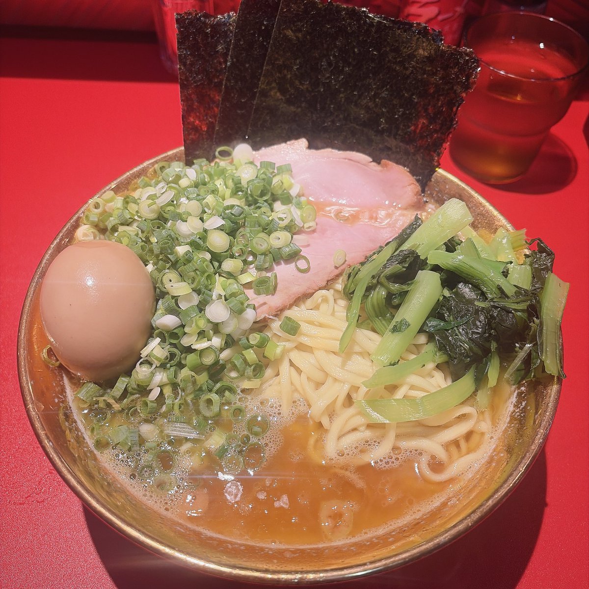 seichioikaketai's tweet photo. 麺活🍜厚木家さん
㊗️カウンターリニューアル
ラーメン大盛　味玉　青葱
【能書不要】
🆕フレッシュスープを堪能すべく
シンプルにキメる
そして、スープを一口‥
飛んで飛んで回って二郎飛びます
カウンターの詳細に至っては
ここではあえて公言しないでおこう
来店して己の目で確かめるべし
ヒントは‥金
新生厚木家
本日より再始動である
#厚木家