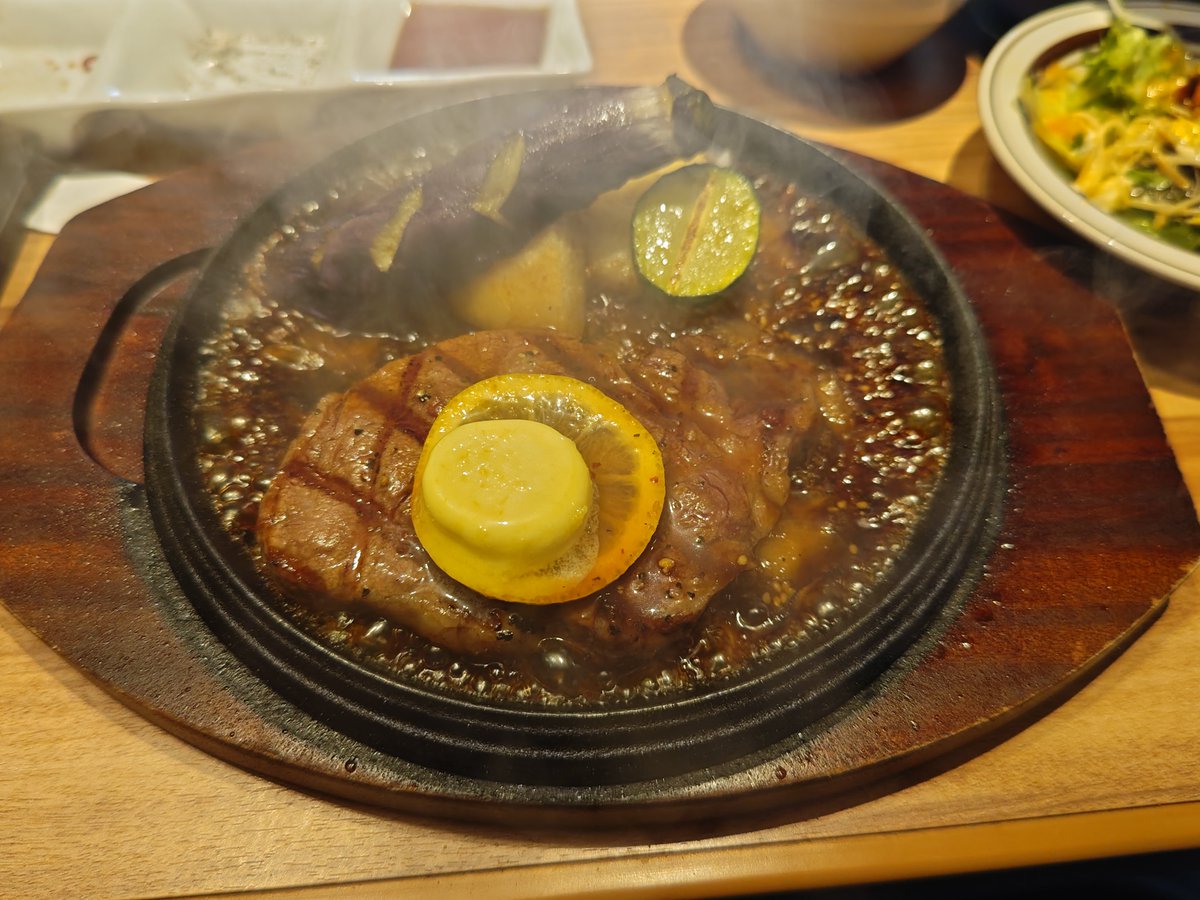 1009mucc's tweet photo. 白老牛のヒレステーキに肉寿司すき焼きならぬ焼きすき晩餐はブュッフェでした☺️ https://t.co/CdpImhhIhN