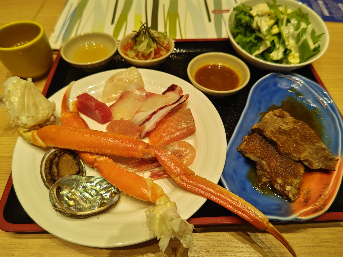 1009mucc's tweet photo. 白老牛のヒレステーキに肉寿司すき焼きならぬ焼きすき晩餐はブュッフェでした☺️ https://t.co/CdpImhhIhN
