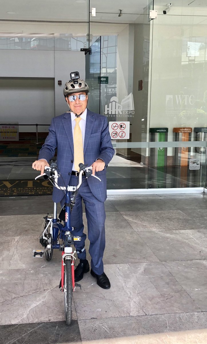 Giliux's tweet photo. @BicitlanRadio Ya @MayaEnBici hizo un video con consejos.

Yo, velocidad máxima 16 kmh, y sólo si subí el ritmo, me bajo de la bici una cuadra antes y camino. Nunca traigo el backpack en la espalda (con maña lo pones en el manubrio).

#MejorEnBici https://t.co/3Qc5bOJZod