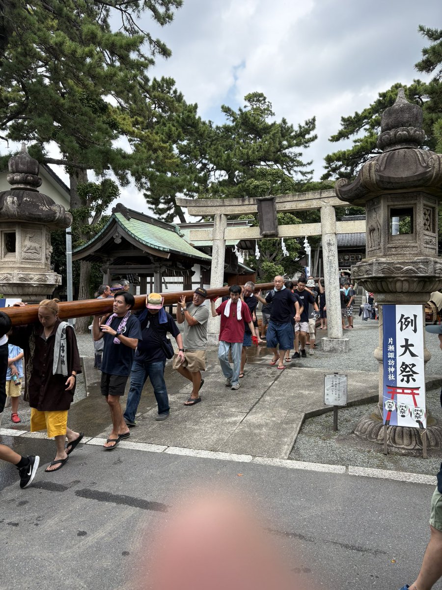 katasesuwa's tweet photo. 令和8年の例大祭が始まりました。
境内に大幟を立てた後、神輿の御霊入れを行いました。
露店出店は26〜27日になります。

#片瀬諏訪神社 #片瀬諏訪神社例大祭 #藤沢市 #湘南 #夏詣
https://t.co/Ss1wZ2r1mX https://t.co/iatt6MW31Z
