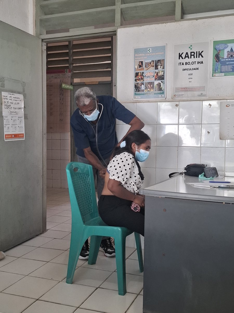 CubacooperaTler's tweet photo. Dr. Alexis Ihanes Soto, Especialista en MGI de la #BMCTL🇨🇺🇹🇱 en el municipio Ermera, realiza consulta a paciente con manifestaciones respiratorias,ejemplo de sacrificio y vocación #CubaCoopera #CubaPorLaSalud https://t.co/QoiIbzjWTC