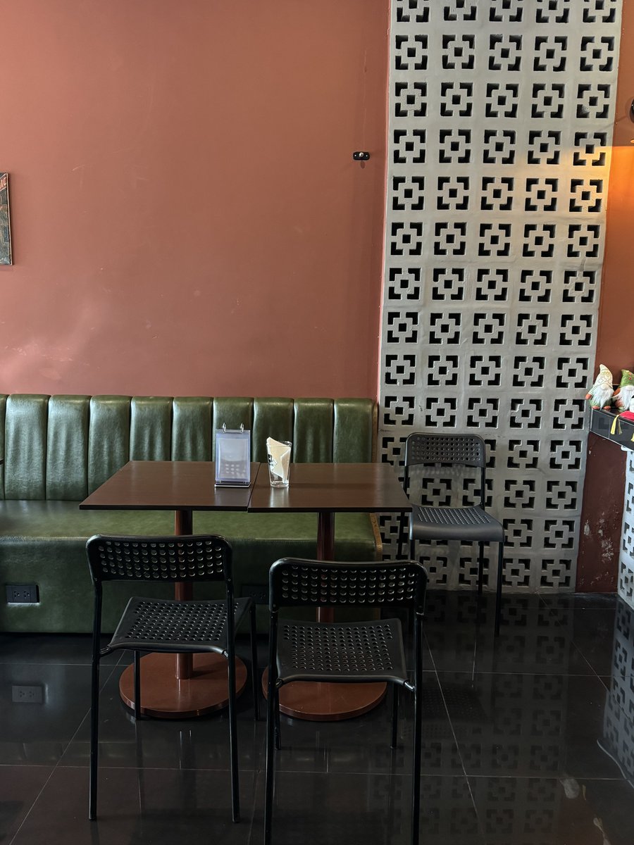 bijousugar's tweet photo. ไม่รู้ไปอยู่ไหนมา เพิ่งรู้ว่ามีร้านบรรยากาศดีๆแบบนิอยู่ด้วย แล้วราคาอาหารดีมากกก ㅠㅠㅠㅠㅠㅠ เริ่มต้นคือ 69 บาท เป็นข้าวมันไก่ ที่ชอบสุดคือข้าวมันเนื้อ บอกเลยไม่เหลือข้าวสักเม็ด  อร่อยมาก ตอนกลางคืนเขามีคราฟเบียร์ด้วยน้า เผื่อใครหาร้านเดทชิลล์ๆกับแฟนอยู่ กาแฟมัทฉะก็เริ่ดคับ 💘 https://t.co/pwCM27Zb4W