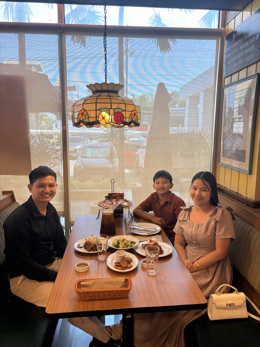 derickjdg's tweet photo. If you told me 11 years ago, when I was 18 that I’d be able to raise this family, I wouldn’t have believed you. 

A quick lunch after church service. I’m thankful, Lord. 🙏❤️ https://t.co/e6eyvvSuCs