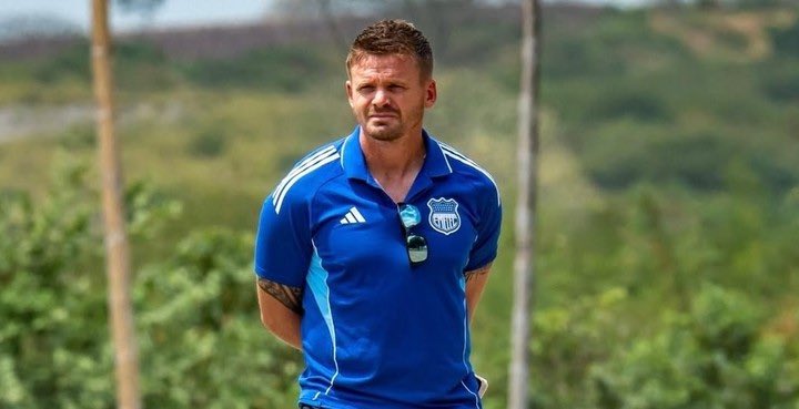 Johan1189274's tweet photo. De verdad no se por qué la dirigencia lo sigue manteniendo.
Si sigue nos vamos al descenso @CSEmelec https://t.co/Iy9eM4Q1am