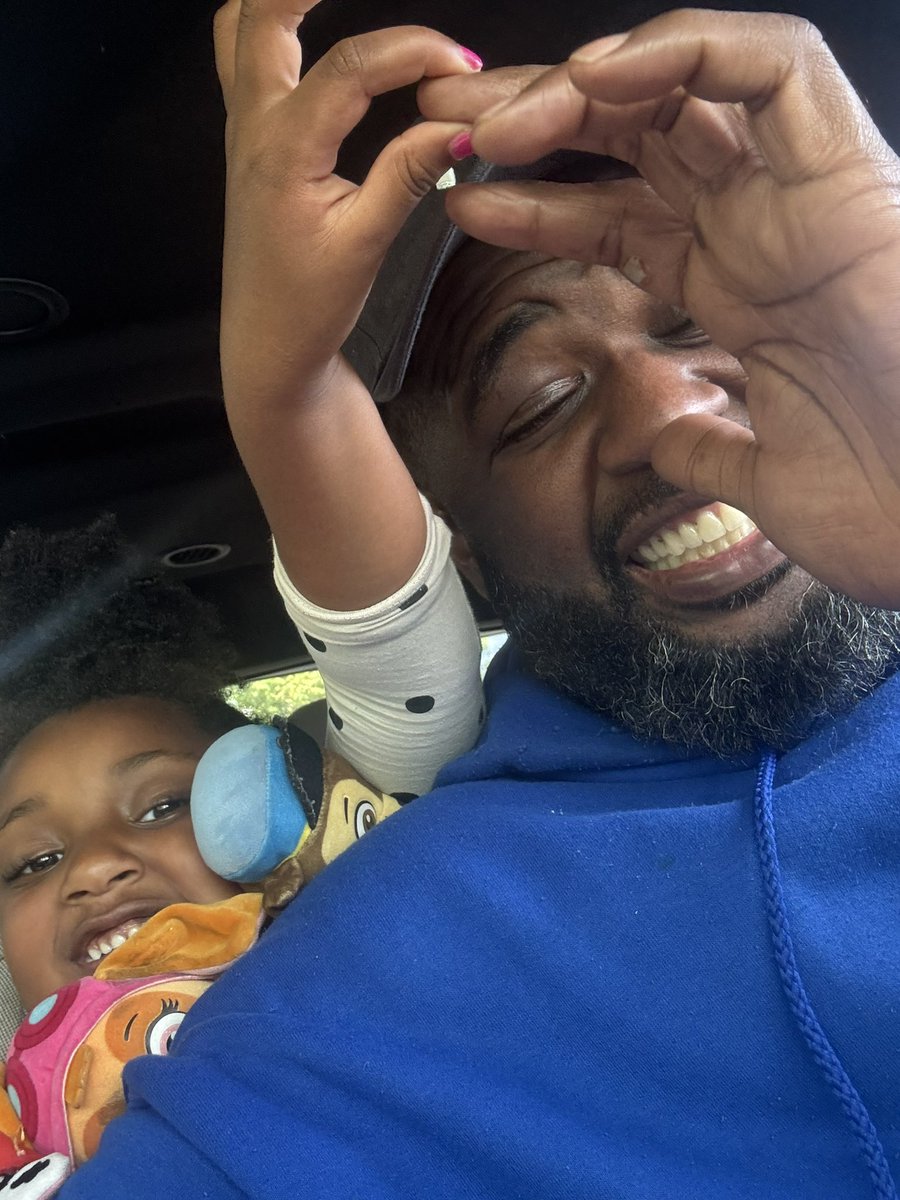 DOIT4THEMONEY44's tweet photo. Hanging with my youngest https://t.co/UANm0mFvVu