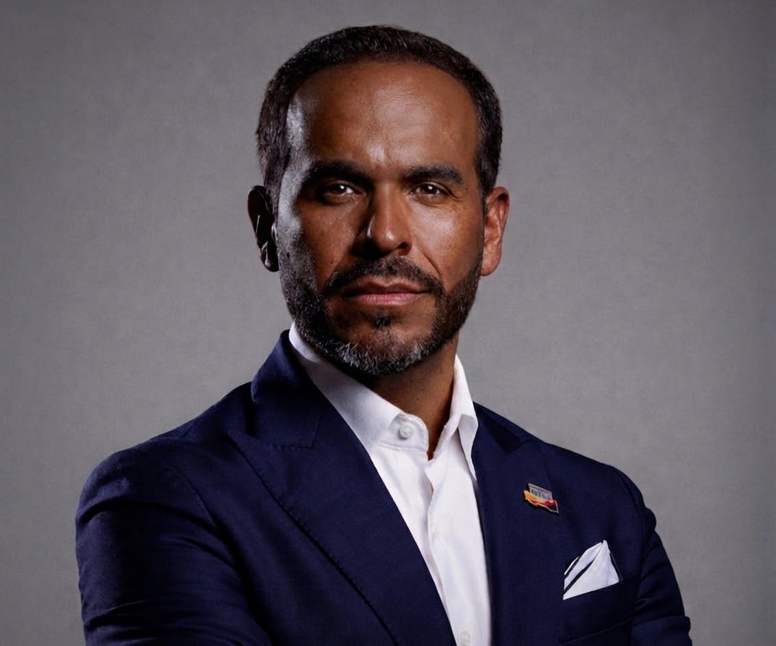 rrepentidosADLE's tweet photo. @JACOBOSOLANOC Se informa a la opinión pública que este sujeto está usando helicóptero presidencial de manera constante e innecesaria. Espero que con este color de piel sí sea atractivo para la prensa y armar el escándalo, tal como se lo hicieron a @FranciaMarquezM https://t.co/2b1lVX37wK