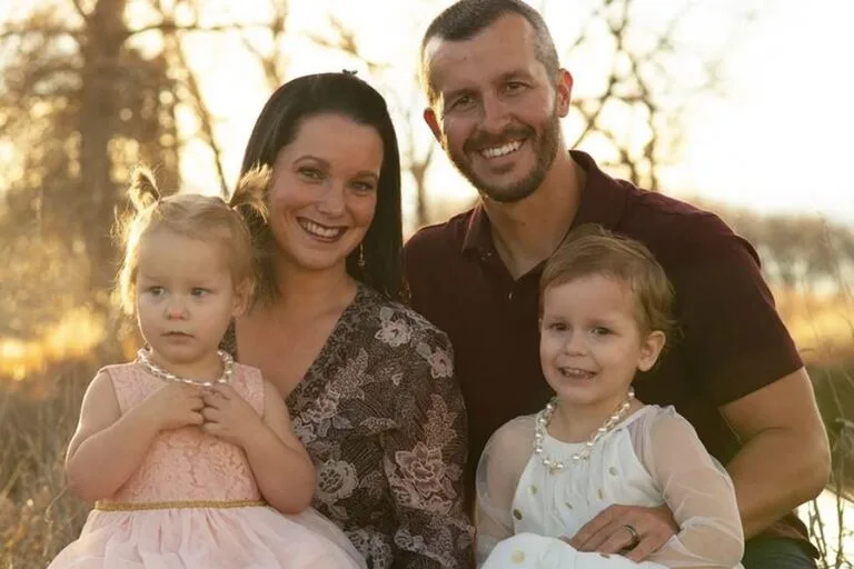 _merkavah's tweet photo. Chris Watts mató a su esposa embarazada y sus dos niñas. Las estranguló y las arrojó a unos tanques de petróleo crudo. Todo para irse con su amante. 

Muéstrenme un solo hombre que lo haya defendido. Todo lo contrario: es probable que en la cárcel estén haciendo fila para matarlo.