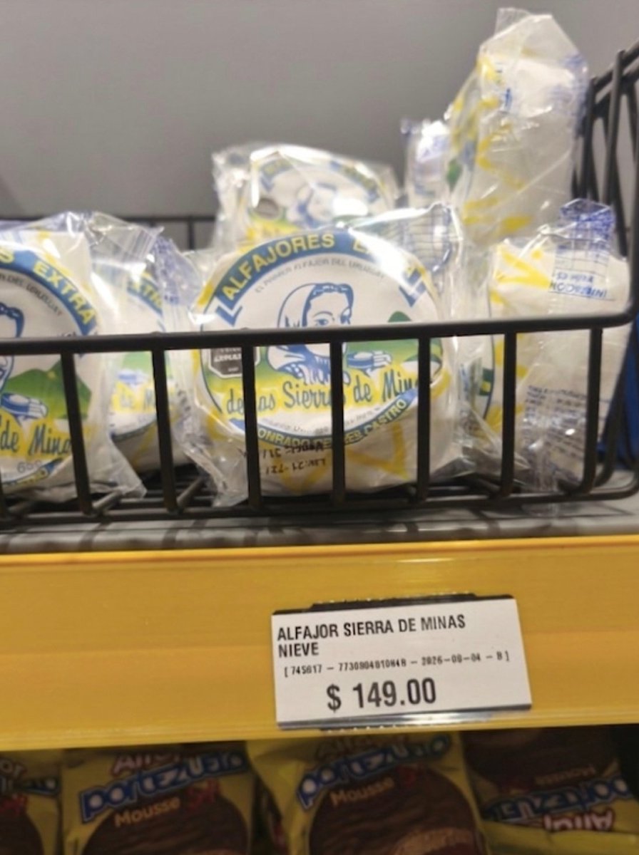 Uru_news's tweet photo. Sabías que un alfajor en Uruguay ya vale más que el valor de la mínima laboral ($127)

 hay uruguayos que deben trabajar más de una hora para poder comer un alfajor de harina, una pincelada de dulce de leche y una cobertura de merengue. https://t.co/qsRUUNDMrc