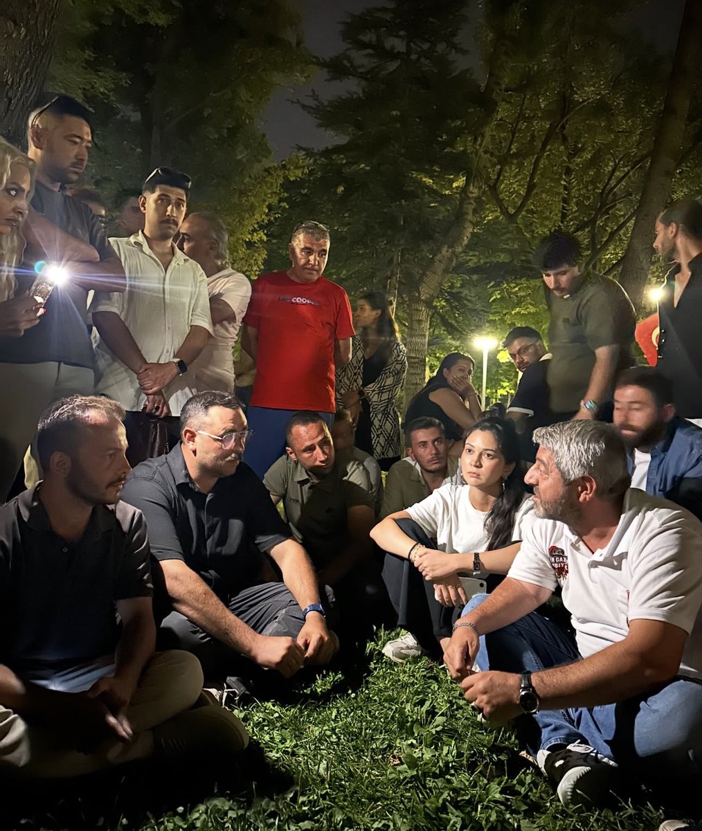 Sademilliyetci's tweet photo. Sosyal medyada gündemi meşgul eden gereksiz tartışma TTA grup ekibinin gazileri ziyaret etmesiyle son buldu.  

İki tarafta güzelce konuştu aramıza kimse güzel milletiz aslında https://t.co/TBTgkdPkRC
