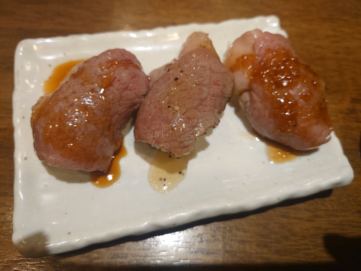 BDG_zzz's tweet photo. 気になってた秋葉原肉寿司へ
地雷店が多い肉寿司業界でこれはあたりって言えるやつ
また来よう https://t.co/VVfSQITve0