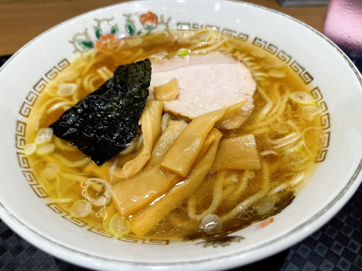 melo2_punch_'s tweet photo. 羽田空港の端っこに春木屋あって朝ラー食べれる🍜ワンタン麺はなかった。鯛茶漬けみたいのもあった。
ゴールドカードあったからラウンジでコーヒー☕️いつもびびって早く着いてしまうが時間に余裕あった方がいいか。 https://t.co/2nbckZrROI
