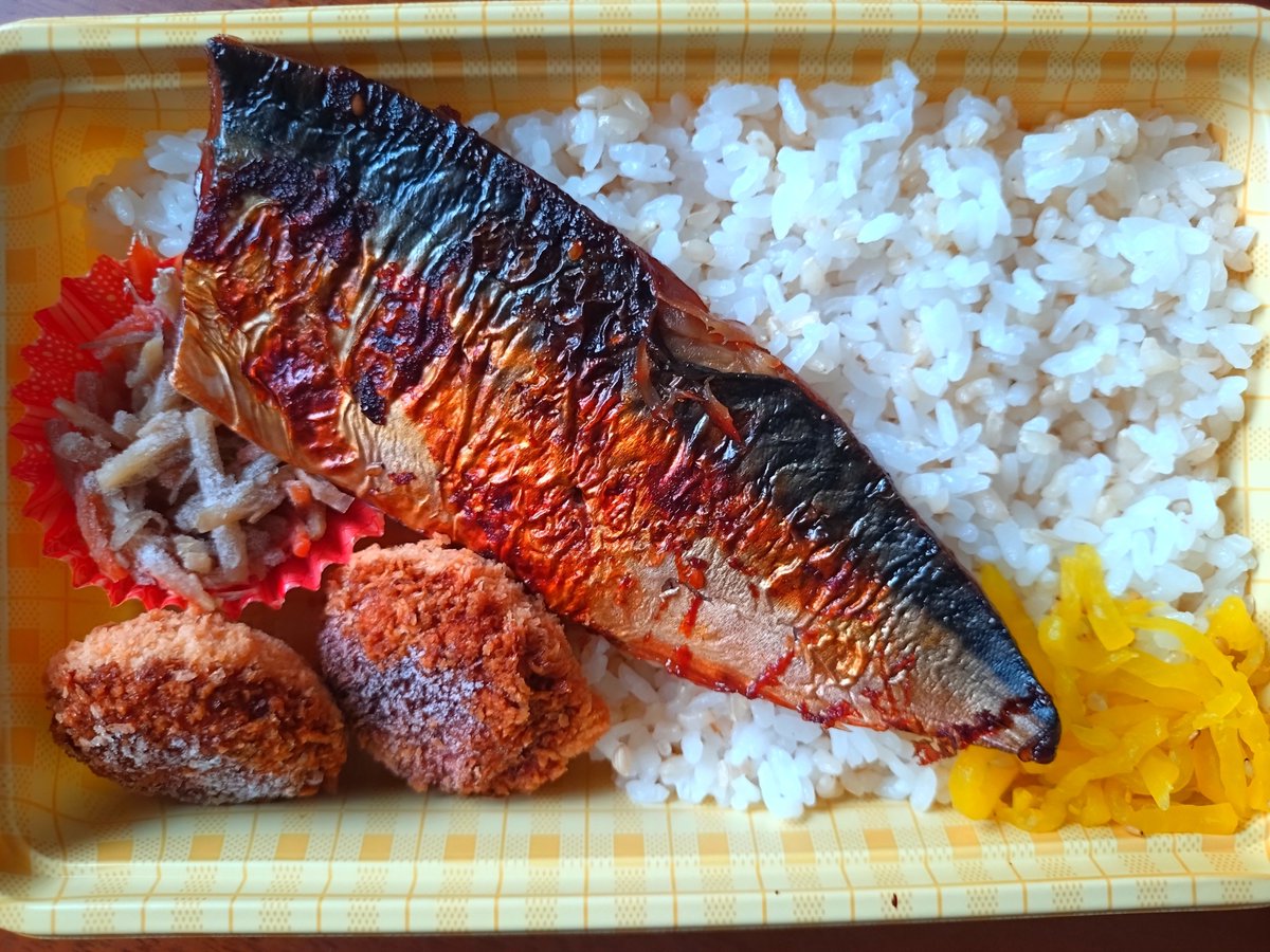 i_1986a's tweet photo. 🍱今日のお弁当

黄色がアクセントの、The茶色弁🤎
私は昨日の残り物だけどね…2人分はないから、鯖焼いた🐟️

#自炊記録
#旦那弁当
#お弁当記録 https://t.co/1plTLQumHK