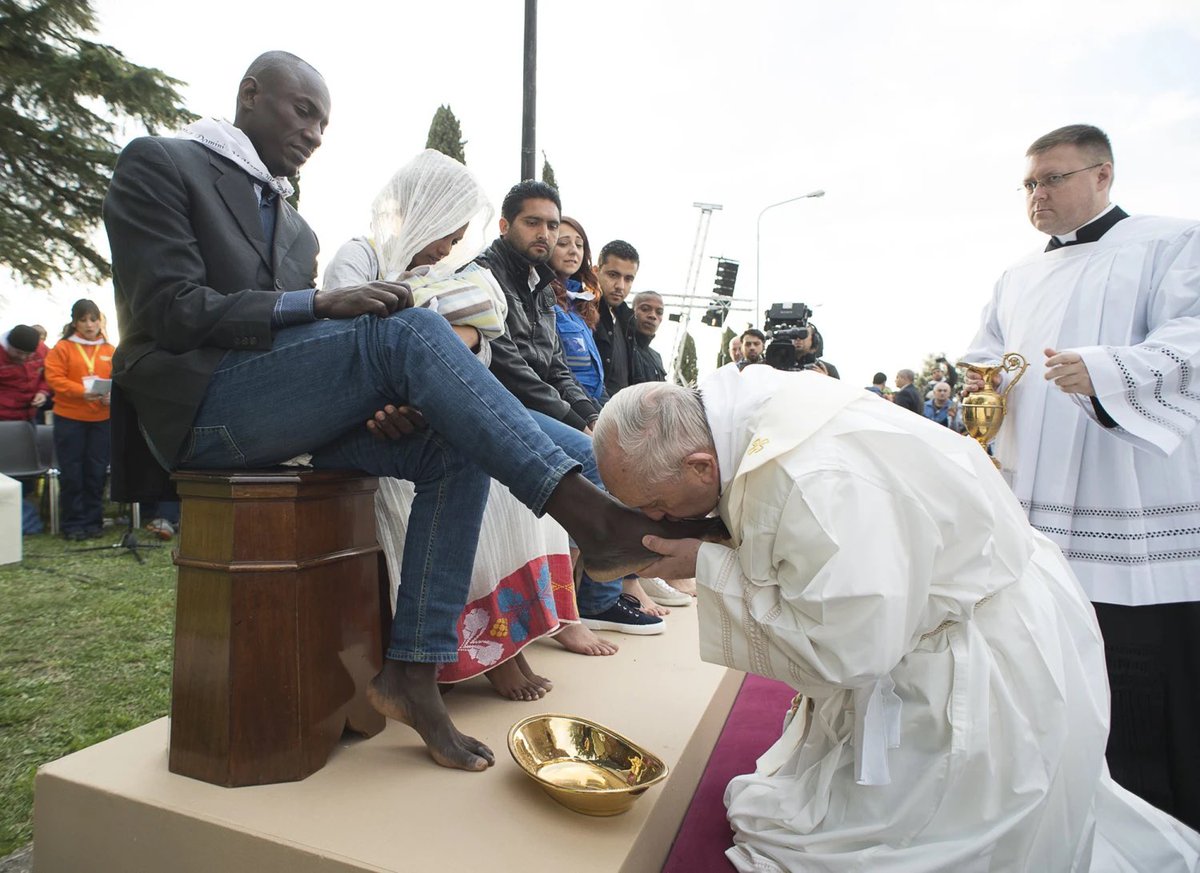 commandohawk1's tweet photo. @lalonganizab @ItaloByzantine Your pope really loves kissing black men’s feet https://t.co/l9JS5jgrdG