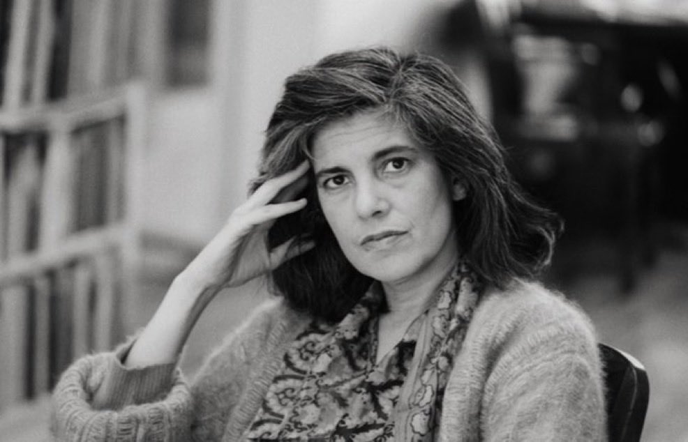 yenisafakwriter's tweet photo. Bir topluluğun yüzde 10’u her koşulda zalimdir, yüzde 10’u her koşulda merhametlidir ve kalan yüzde 80 ise her iki yöne de çekilebilir.”
*
Susan Sontag
(Amerika’daki Avrupalı düşünür)
*
NOT: Saraybosna’yı Sırp askerlerinin cehenneme çevirdiği, kütüphaneyi hedef aldıkları sırada ABD’den koşup gelerek dünyanın dikkatini Saraybosna’daki barbarlığa çekmek için “Saraybosna Operası” yazan ve sahneleyen Amerika’da nadir bulunan vicdanlı ve karakterli bir entelektüel).