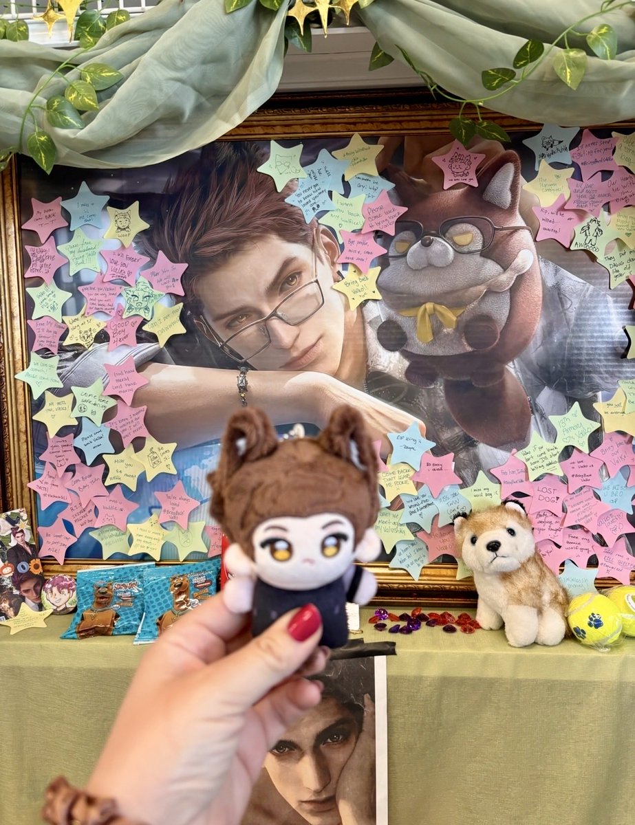 bellsy_bub's tweet photo. any money I would have spent in game was instead spent on fan-made merch this weekend! 

really enjoyed seeing all the love for Valko at this event 🐺💕

(Husband was a good sport and carried Sylus in his back pocket 🥰)

#全世界都爱敖尹
#NoValkoNoMoney
#BringValkoBack https://t.co/vmokz9VAYb