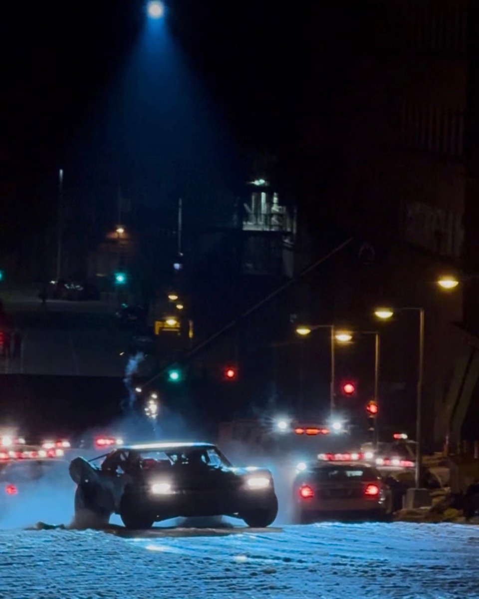 DCFilmNews's tweet photo. New look at the Batmobile escaping the GCPD from the set of ‘THE BATMAN: PART 2’ 🦇 

(📸 kt_perspective | IG) https://t.co/HyHbJfWU29