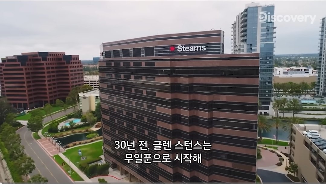 RichCucumber_'s tweet photo. [보법이 다른 미국 억만장자]

억만장자 사업가한테
돈 10만원 정도만 쥐여주고

"90일 안에 10억짜리 회사를 만들어보세요."

라고 시켜봄.

처음에는 진짜 닥치는 대로 함.

숙식 해결하려고 봉사하고,
청소하고, 인쇄 작업하고, 기념품 팔면서
일단 현금부터 만들어냄.

그다음이 진짜 사업가의 영역.

중고차를 싸게 사서 고쳐 팔아 종잣돈을 키우고,

지역 시장을 조사해서
"여기서는 BBQ가 먹히겠다"고 판단함.

근데 본인이 BBQ를 잘하는 것도 아님.

바비큐 잘하는 사람, 홍보 잘하는 사람, 인테리어 할 사람을 찾아서 팀부터 만듦.

그리고 버려진 식당을 빌려
지역 축제에서 상품성을 검증하고
결국 실제 BBQ 매장까지 오픈함.

이걸 보면서 느낀 게,

사업가는 모든 걸 잘하는 사람이 아니라
돈이 될 만한 걸 찾아내고,
잘하는 사람들을 모아서,
끝까지 실행시키는 사람인 것 같음.

그리고 처음부터 거창하게 시작하지도 않음.

10만원 
→ 노동으로 현금 확보 (생존)
→ 중고차 매매로 종잣돈 확대
→ 시장조사
→ 아이템 선정
→ 팀 빌딩
→ 테스트
→ 사업화

이 순서로 하나씩 밟아감.

억만장자가 무일푼이 되어도
다시 사업을 만들어가는 과정을 보니까

왜 사업으로 큰돈을 번 사람들은
생각하는 방식 자체가 다르다고 하는지 조금 알 것 같음.

배울 점이 진짜 많았던 영상.
연출이든 조작이든 배울 게 많네요.