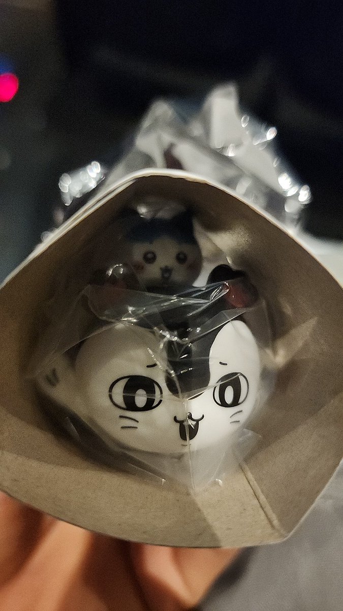 machako3311's tweet photo. 昨日4回目の映画鑑賞でした
私はハチワレ氏とセイレーンちゃん
お口の形一緒でかわいいね、君たち
ねねさんはうさぎ氏だったので、今度２人でレースします✨
負けないぞ～ｯｯ😆👍❤ https://t.co/B7iNFDvhUa