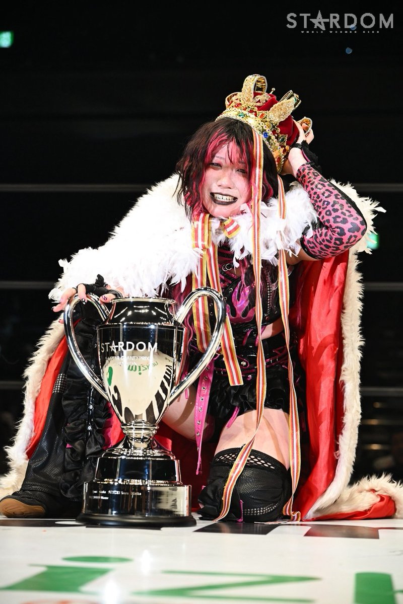 meraWRESTLING's tweet photo. Rina on winning the STARDOM 5★STAR GP like Hana Kimura did in 2019:

“I don’t think I’ve caught up to her at all. Hana-san was so truly great to me… I hope I can feel that way someday.

If Hana-san was watching… I wonder what she’d say. Wouldn’t she laugh and be happy in a lighthearted way, saying, ‘Whoa, that’s amazing! Look how much you’ve grown~’?

I’m the one who reached this point, so I got the final three-count in the finals with my own move. But the foundation is the pro wrestling Hana-san taught me, and that won’t change.”

#STARDOM #吏南 #木村花