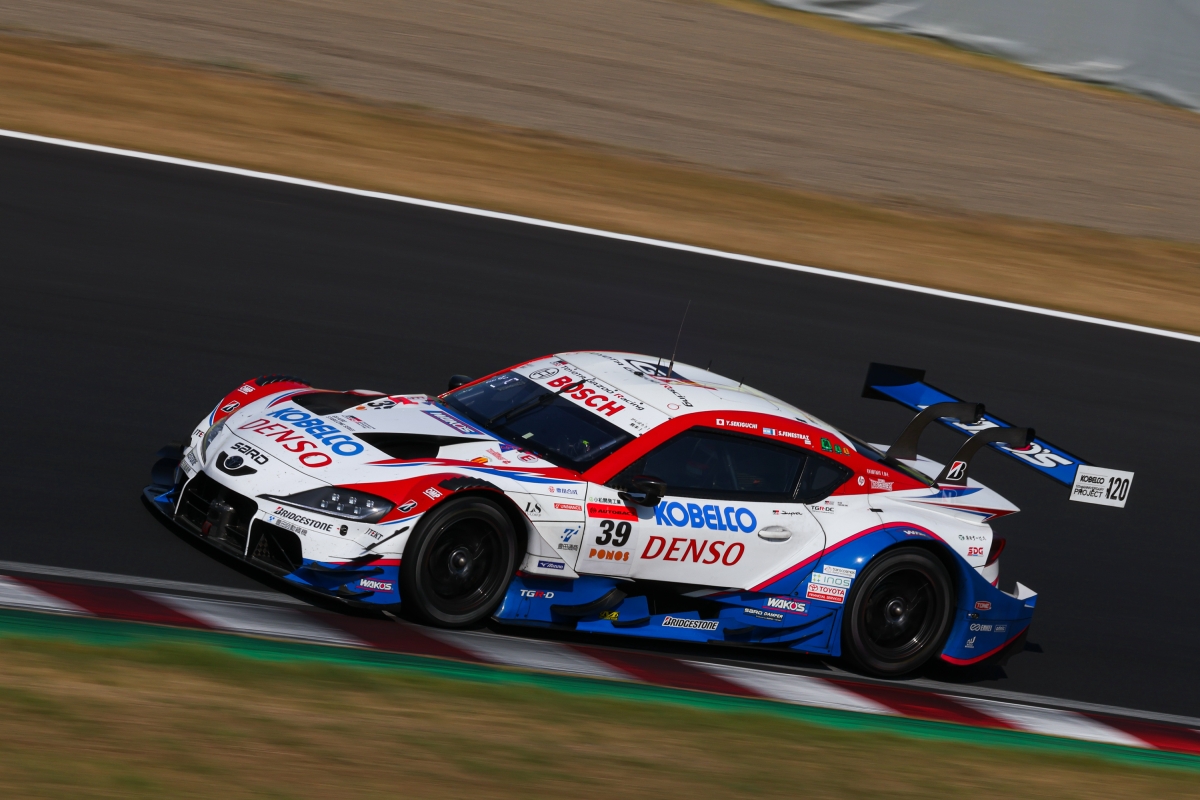 SARD_Racing's tweet photo. 【SGT第5戦 #鈴鹿サーキット 】
＜決勝はまさかのトラブルでリタイアに＞
8/23（日）13番グリッドからスタートしたDENSO KOBELCO SARD GR Supraを駆る関口が整然としたスタートの中で、落ち着いた走りでペースを守って走行。前を行くクルマに連なって戦略的に走行した序盤。上位陣がピットインして前が開けるとペースアップでオーバーカット戦略を敢行。速いペースでGT500クラスの最後までピットインを伸ばした。7-8位ぐらいに戻れるタイミングとなった33周を終えサッシャと交代すべくピットイン。素早いピットワーク中にまさかの右フロントタイヤのホイールナットトラブルが発生。戦列復帰が叶わずリタイアとなり、シリーズランキングともに10位となった。

写真はこちら👉 https://t.co/yv6rRdNGUo

#鈴鹿GT300km
#関口雄飛 #サッシャフェネストラズ
#脇阪寿一
#木村楓 #小湊美月 #直井寧音 #和泉蘭
#奥田千尋 #前田星奈
#DENSO #KOBELCO #WAKOS
#SUPERGT #スーパーGT
#TOYOTA #GR #Supra
#GazooRacing
#TGRTEAMSARD
#SARD