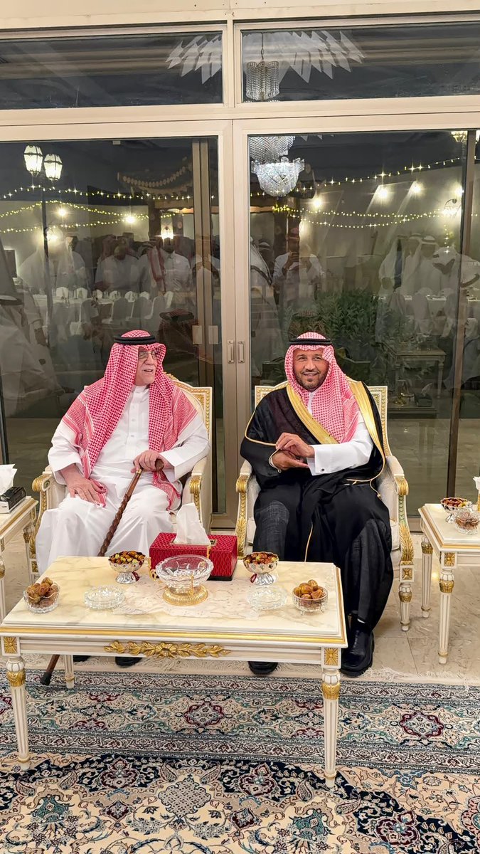 m_haladwani's tweet photo. #الطائف_هذا_المساء_أحلى 🌹
وحي الخالدية غير . .
#ليلة_ليست_ككل_الليالي
بل هي من تلك الليالي التي تحفظها الذاكرة، وتُروى للأجيال؛ فعندما يحتفي الكرام بالكرام، يكون للقاء عبقٌ مختلف، وللحدث هيبته وبهاؤه.

 سمو الأمير الدكتور #محمد_بن_سلمان_بن_محمد_آل_سعود، سليل المجد، والمثقف وعاشق الطائف المأنوس.
في ضيافة أسرة #آل_كمال الكرام، في مجلس أبناء الشيخ #أحمد_بن_عبدالله آل كمال رحمه الله العامر بالخالدية.
بحضور الأنيق سمو الأمير #عبدالله_بن_محمد_بن_سلمان.
كانت ليلة ثقافية استثنائية، استمتعنا فيها بحديث سموه الشيق الذي لا يُمل، وبمعلوماته القيمة، وسرده التاريخي المبهِر، وذكرياته الجميلة عن الطائف وأهلها وأيامها، وعن ذكرياته مع الشيخ #محمد_سعيد_آل_كمال رحمه الله وعن مؤلفاته ومكتبته العامرة وعن مصنع #الورد وصناعة الطيب، وعن قضاة وشعراء ورجالات آل كمال قديمًا وحديثًا، وعن سعادة اللواء #عبدالقادر  آل كمال، وقد نهلنا من علم سموه وأدبه، وأسرنا لطفه وتواضعه وجميل حديثه.
شخصية استثنائية تجسد معنى #حكاية_عطاء وتحمل في ذاكرتها الكثير من تاريخ الطائف المأنوس.
مشاركة جميلة من سعادة الدكتور فهد الحهني أثنى فيها على أسرة #آل_كمال الكريمة وعلى رموزها وتحدث عن ذكرياته عن مكتبة الكمال وعن الرموز من #مرتاديها وعن ماقدمت للثقافة والتعليم في الطائف.
كانت الضيافة كريمة، والوفادة حاتمية، تحدث عدد من آل كمال مرحبين بسمو #الأمير وصحبه الكرام وعبروا عن سعادتهم بهذه الزيارة الميمونة التي أدخلت السرور على قلوب الجميع والتي كانت محل تقدير وفخر لهم ولأبنائهم، وبهذه المناسبة قدم آل كمال هدية لسمو الأمير عبارة عن #درع تعبيرًا عن #حب_متراكم لآل سعود  وعن تقدير وموده لسمو الأمير وبادلهم سموه بهدية من أفخم وأطيب أنواع #التمور من مزرعته الخاصة، وهذا الطيب وكرم الوفادة عادة #آل_كمال بيت القضاء والشعر والأدب، ومؤسسي المكتبات، وصناع الطيب وأهل المواقف الكريمة.

زيارة أسعدتنا وشرفتنا جميعًا، أسعد الله قلب سمو الأمير وروحه كما أسعد قلوب #آل_كمال وقلوبنا جميعًا.🤍🤍
شكرًا #لآل_كمال على روعة الاستقبال، وكرم الضيافة، وحسن الوفادة وعلى الطيب الطائفي الذي عبق في مجلسهم وتطيب الجميع من طيبهم فهم أهل الطيب وصناعه.
دمتم جميعًا بألف خير 🌹

شرّف اللقاء:
سعادة اللواء زبن العدواني..
سعادة الدكتور فهد الجهني..
سعادة الدكتور عبدالله المطرودي..
الإعلامي المبدع مشعل العدواني..