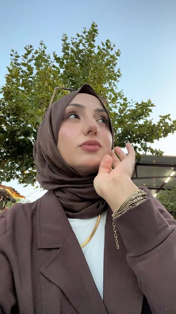 modaesraaa's tweet photo. Bir yıl daha geçti ömrümden
Geçip giden yılların ardından öylece baka kalıyor.
Mutlulukları , üzüntüleri , kaybettikleri ,  tecrübe ettikleri. Ve daha biçok şey bir bir yazılıyor ömür defterine. 
Durup düşünüyor insan
Bir yudumda biten ömür de yaşadıklarım neydi ?..

#doğumgünüm https://t.co/auvtpq7K9h