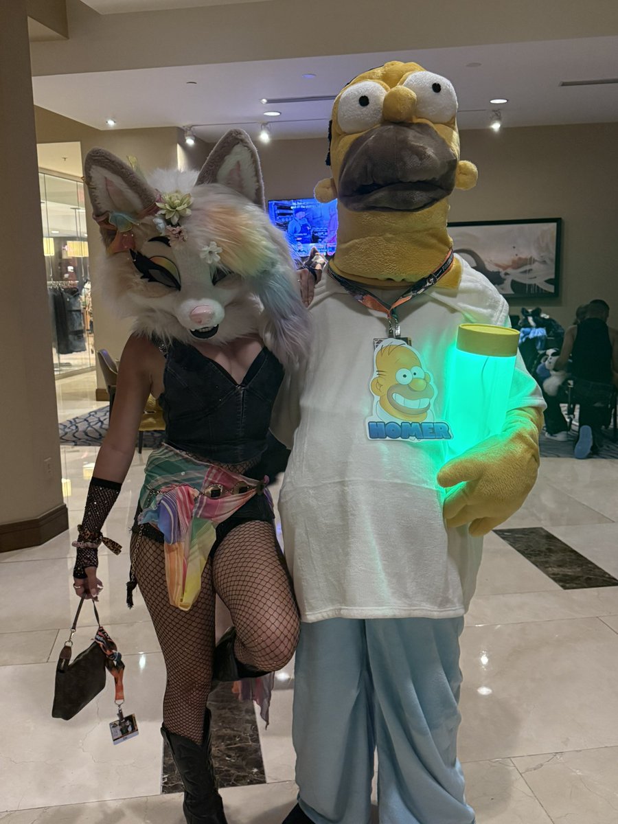 TheLovelyCori's tweet photo. @wacky_hijinks @IceyFoxx_ Sure doesn’t https://t.co/RTh76NS7iG