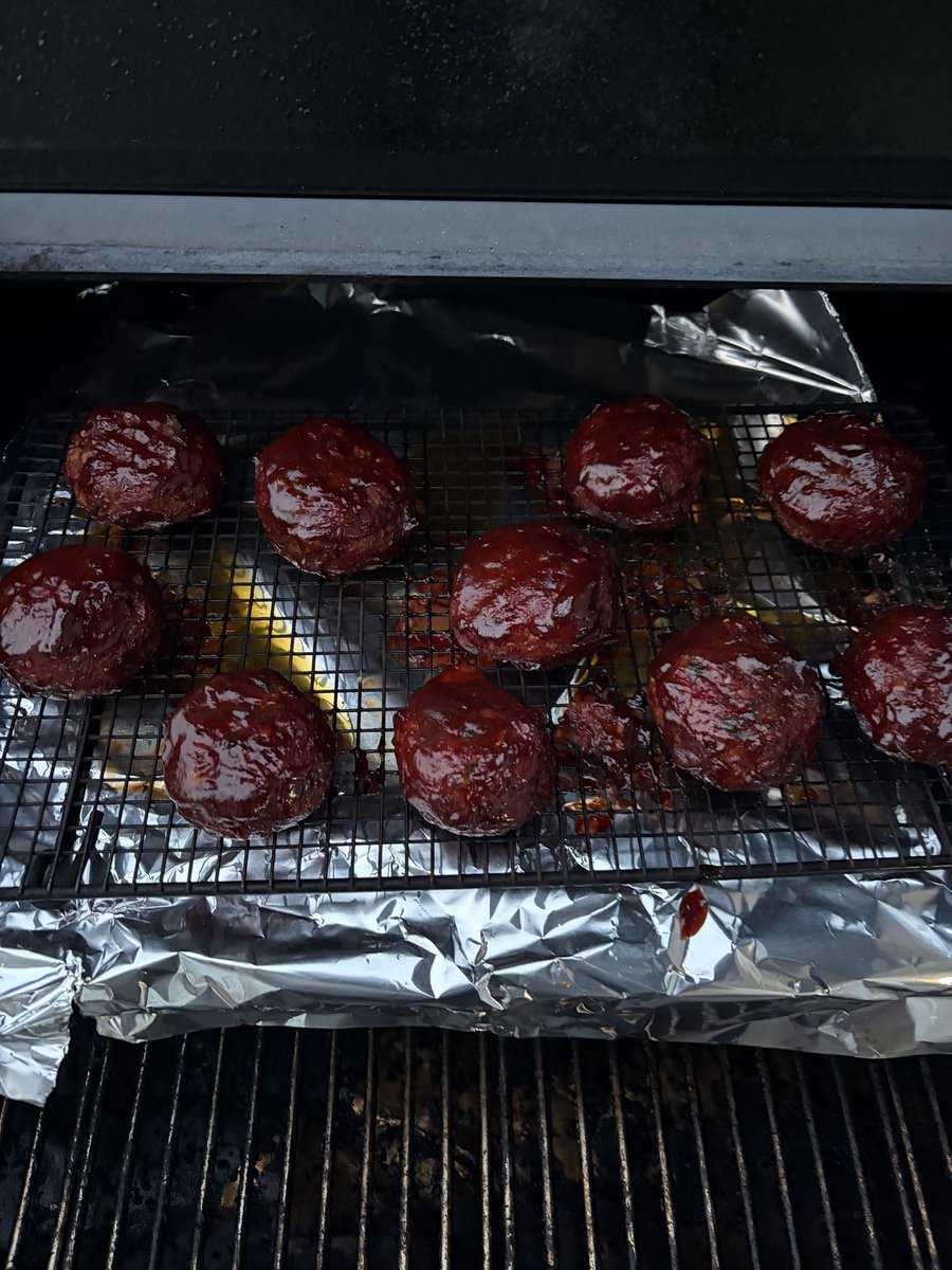 bjizzle56's tweet photo. Picked up ground beef, cheddar cheese & bbq sauce from @sherwood_coop to make BBQ CHEESE STUFFED MEATBALLS for Who's Gonna Eat segment on @GreenZoneSK. #CJME #CKOM #WhosGonnaEat #SherwoodCoop https://t.co/65hRKYAHWt