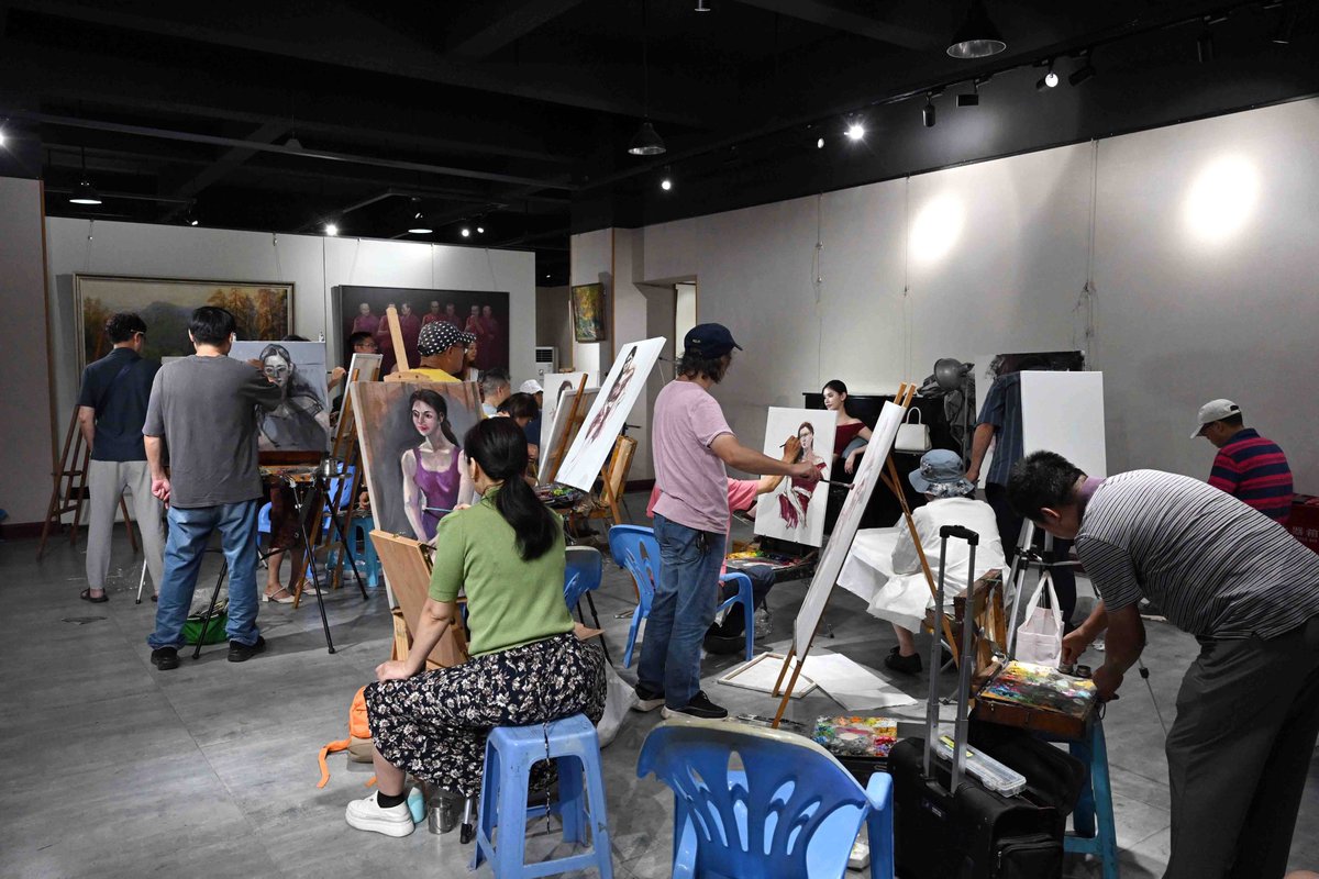 mariellroy's tweet photo. Loving every brushstroke in tonight’s pop-up art workshop—creating something raw and vibrant alongside fellow art lovers  #ArtExperience #CreativityUnleashed， https://t.co/ON44cy5JZA