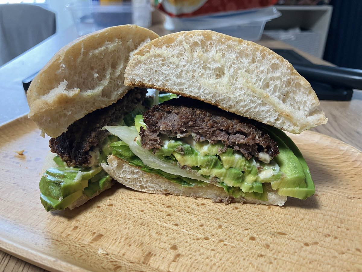 trpgktttt's tweet photo. 月曜の朝だからアボカドバーガー食うんじゃい https://t.co/fYNqQN7FTT