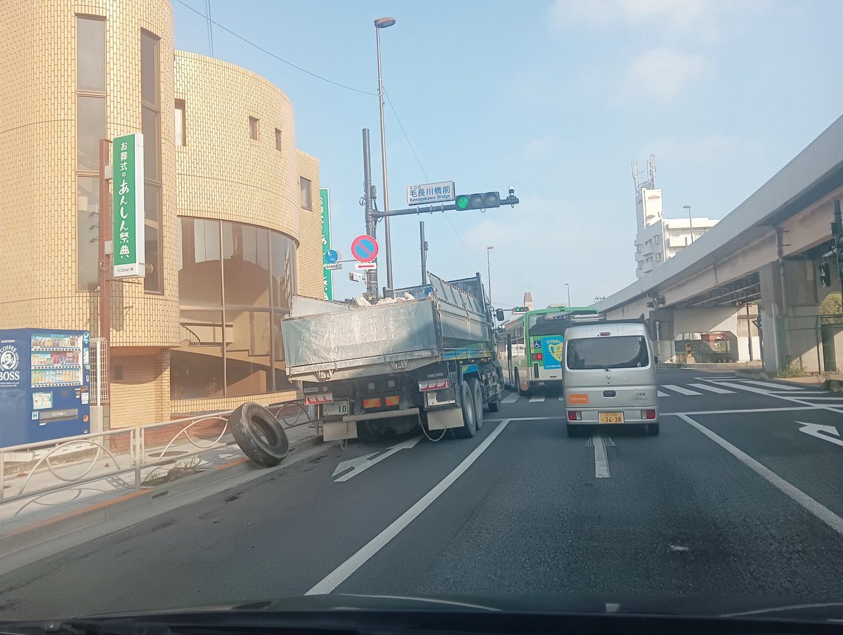 chikokumacolect's tweet photo. ダンプカーのタイヤ脱輪してるんだけど…。大丈夫かな…。 https://t.co/UAaa7CQv06