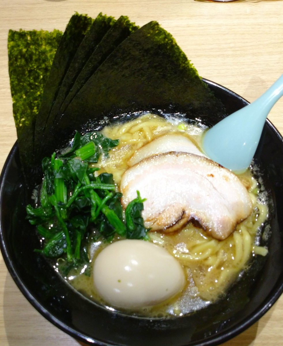 rasaruishii's tweet photo. 週末に「横浜家系ラーメンあおき」で「コク旨上ラーメン」。(溝の口 丸井2F HARA8)

知らずに「たまには資本系でも食べてみよう😊」とぶらりと入ったら店炊きの味！🤯麺は菅野製麺所。フードコートで本格家系は凄い！🤩調べると「はやし田」系とのこと。参りました。🙇‍♂️

美味しい一杯。🍜
ご馳走様。🙏 https://t.co/QlxysKlfl7