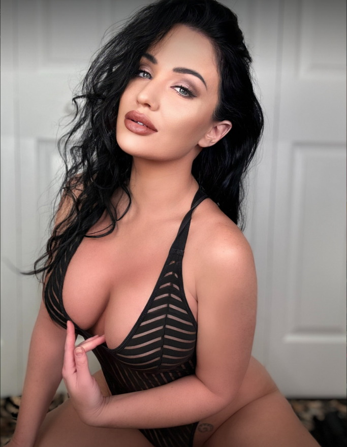 RealAngSommers's tweet photo. I'm online right now waiting for you sexy! 😜 https://t.co/ZqSYbH6FgX https://t.co/JAg0trmXLF