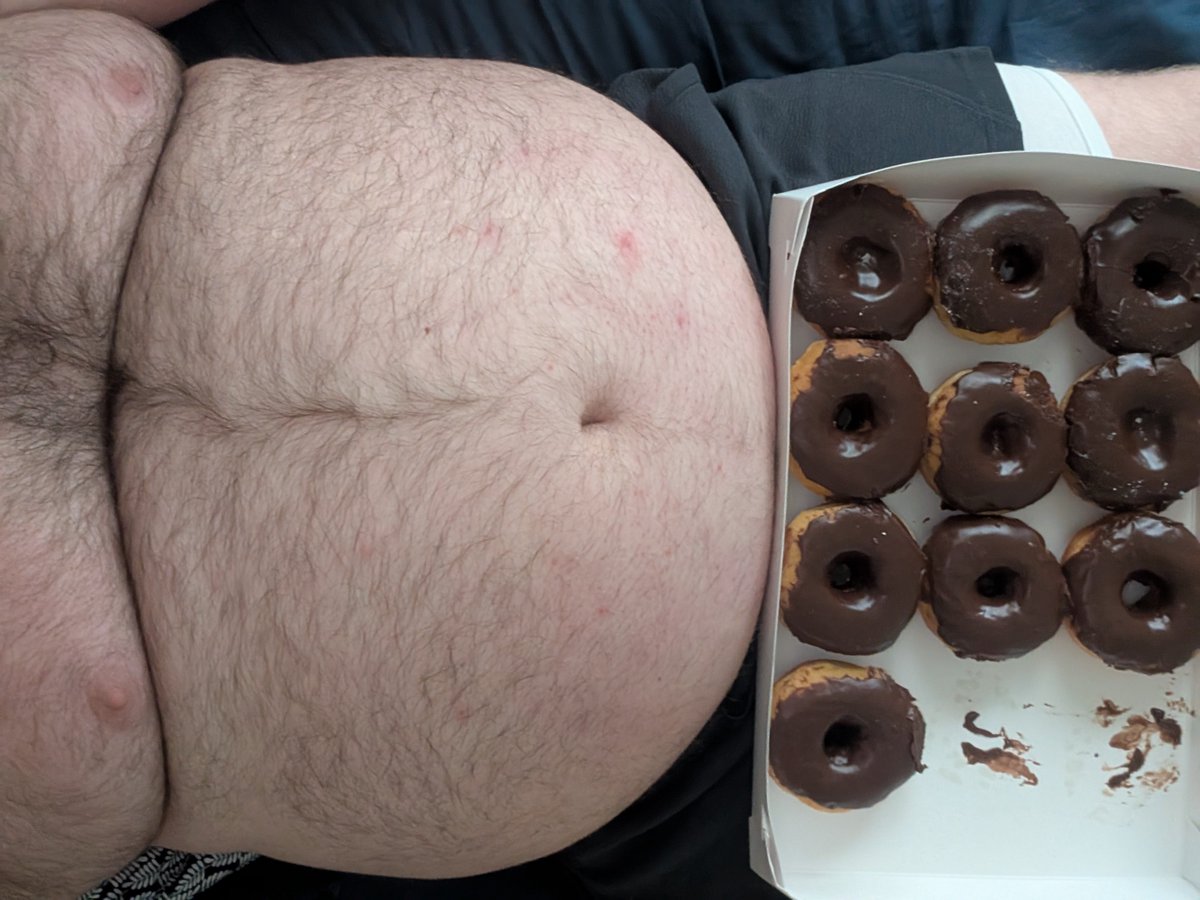 thebigfigpig's tweet photo. couldnt help myself. had to eat a couple before taking a picture 🤭 https://t.co/xjJeC7xsSv