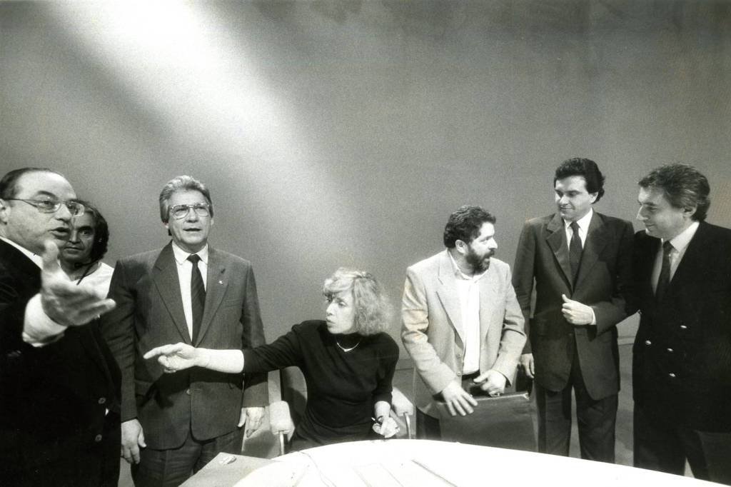republiqueBRA's tweet photo. 👥 🎙️ Sem Lula, Flávio Bolsonaro e Romeu Zema, eleição presidencial terá o debate inaugural com o menor número de participantes desde 1989. https://t.co/Jv5wwA3CAJ