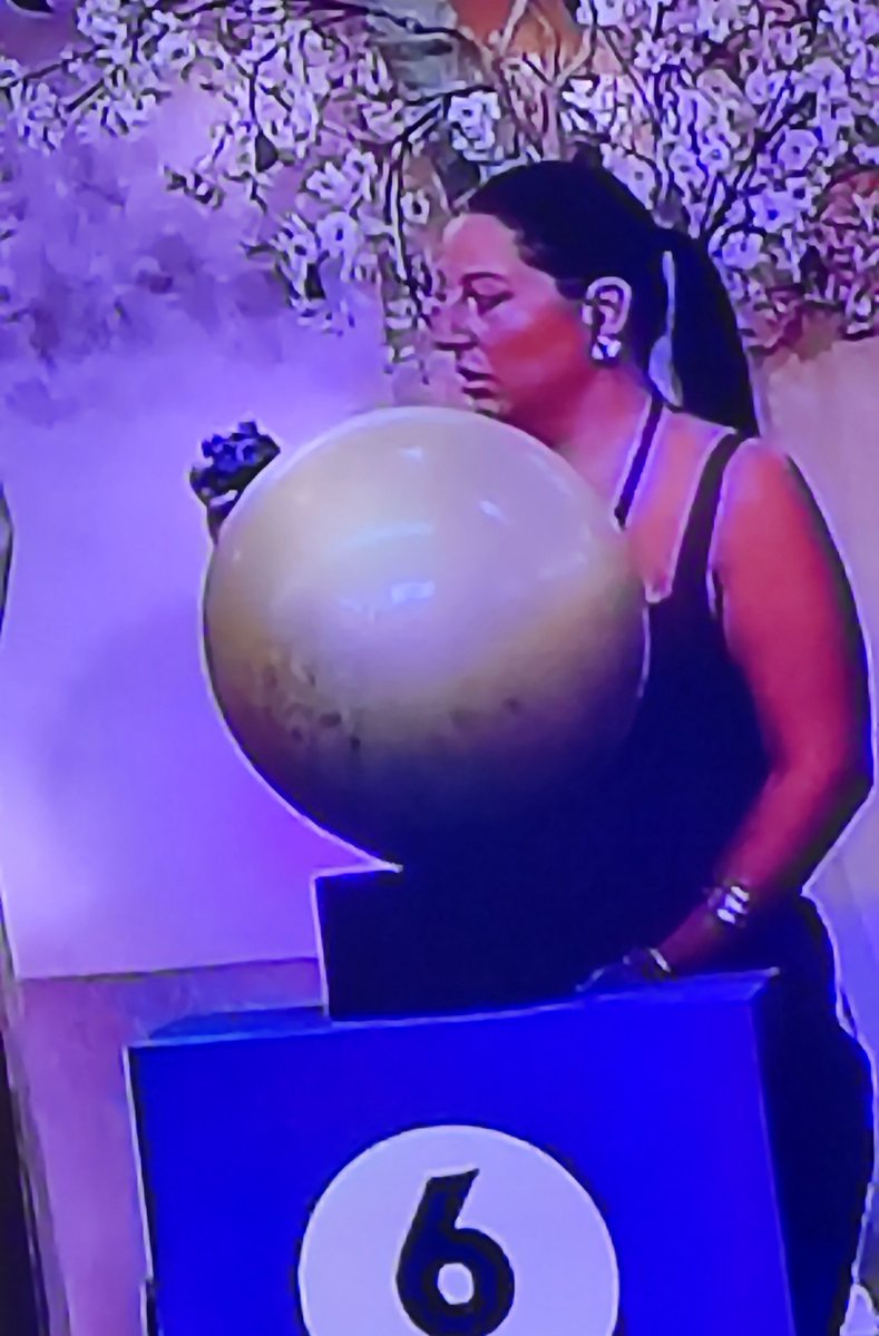 MarisaA34700055's tweet photo. Vê se Clara os confetis ...
Mas ok 

Podiam ter posto balões pretos ..
Disfarçavam melhor 
#bbtvi https://t.co/MjrEJyaNKz