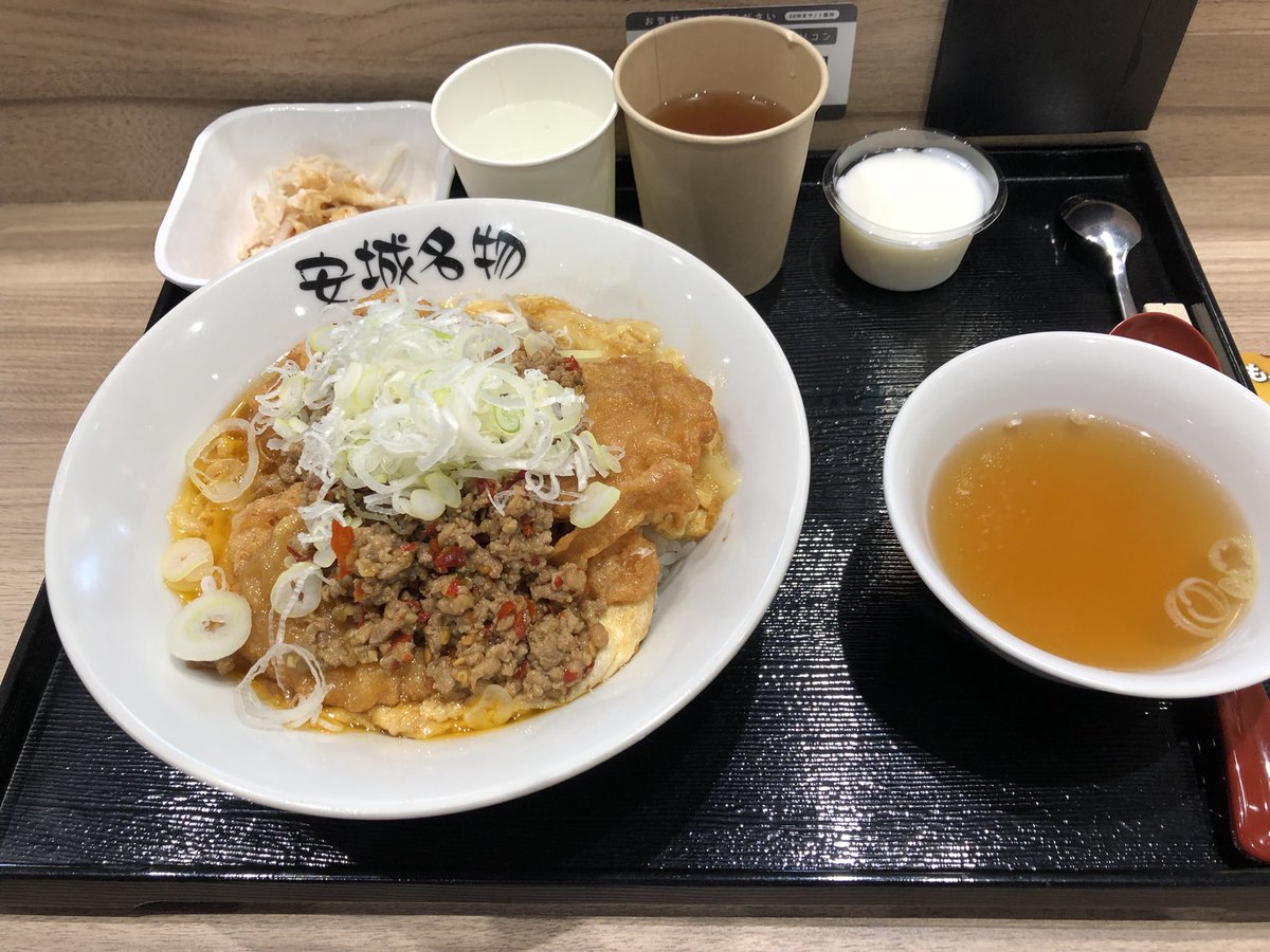 THag1wara's tweet photo. ちょうどこれを食べている時に
このニュースが流れて、
「どうやって帰ろうか？」と悩んだわ。
(ちなみに施設の最寄り駅は
名鉄名古屋本線本宿駅)

『特急列車と衝突…駅近くの線路上で死亡した女性は13歳女子中学生と判明 乗客約250人にケガはなく2時間近く運転見合わせ』 https://t.co/svY87buNB1 https://t.co/UwdtT20Wqu