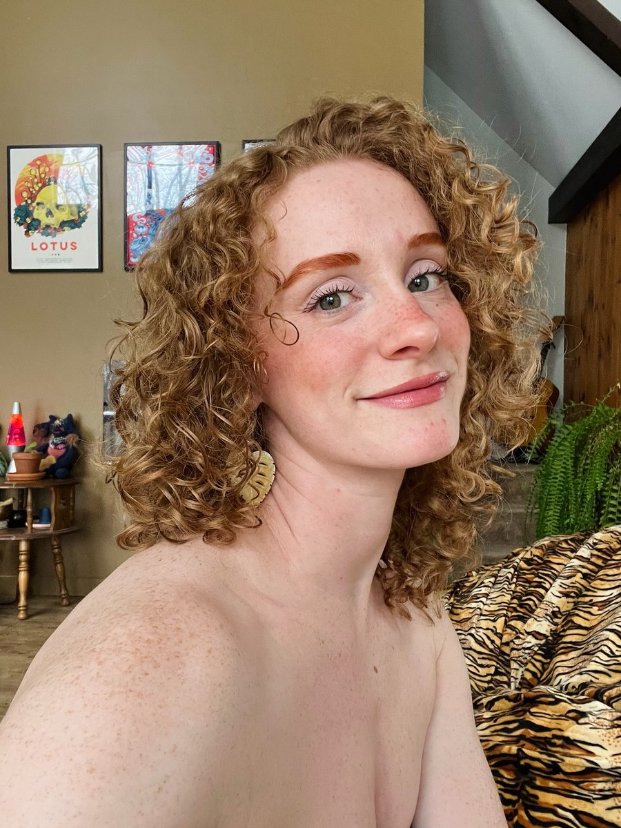 AmyGingerHart's tweet photo. curls framing the face today ❤️ https://t.co/oxEPSAp8SJ
