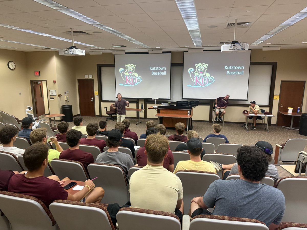 KUBearsBaseball's tweet photo. First meeting back! ๐ช ๐ป
#OneDayBetter | @KUGoldenBears https://t.co/Vmew3sYp7J