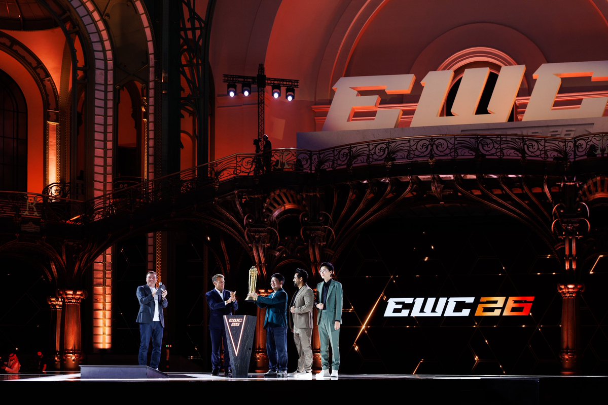 EmmanuelMacron's tweet photo. La France est fière d’avoir accueilli l’Esports World Cup à Paris cet été !

Cette réussite est le fruit de l’ambition que nous partageons avec l’Arabie saoudite pour faire grandir l’esport, rapprocher nos talents et nos pays.
       
Félicitations à All Gamers pour sa victoire, à la Team Falcons et une fierté particulière pour nos Français : Gwen dont la victoire sur Trackmania a été décisive, et la Team Vitality sur le podium à domicile ! GG WP Vitality :-)

Et bravo à tous les joueurs venus du monde entier, aux équipes et au public qui ont fait vibrer Paris.