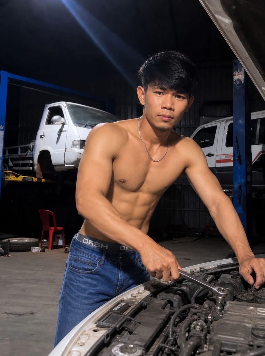 buthtop16825520's tweet photo. ជាងឡានចឹង ចាំយកឡានទៅអោយជួសជុល ។ https://t.co/IKkbRqGXHE