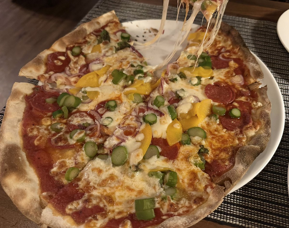 ASovij's tweet photo. Our lazy Sunday continued. I drove us to our local pub. The owner said that people had been ordering pizzas all day, he was running out of ingredients. He didn't have any rocket left, but he could make our regular pizza with pepperoni, asparagus, bell pepper, red onion and peach. https://t.co/w2BlbvE5a2